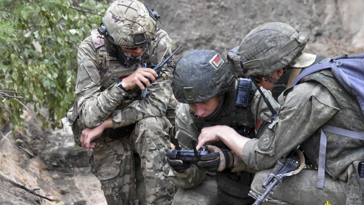 Belarussische Soldaten und S&ouml;ldner des privaten Milit&auml;runternehmens Wagner nehmen an einem Man&ouml;ver teil. (Foto)
