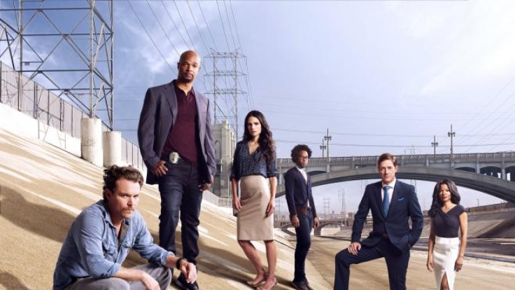 Martin Riggs (Clayne Crawford, l.), Roger Murtaugh (Damon Wayans, 2.v.l.), Dr. Maureen 'Mo' Cahill (Jordana Brewster, 3.v.l.), Scorsese (Johnathan Fernandez, 3.v.r.), Captain Avery Brooks (Kevin Rahm, 2.v.r.) und Trish Murtaugh (Keesha Sharp, r.).