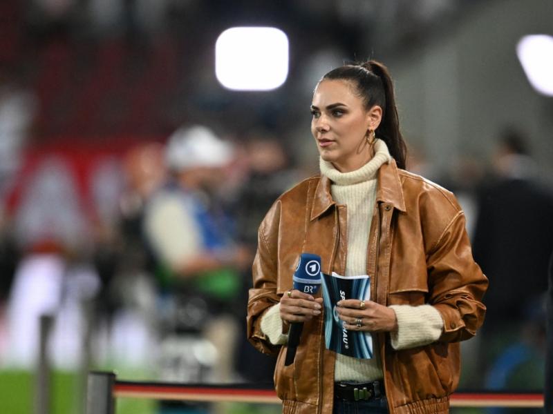 Esther Sedlaczek: Neue Fotos sorgen für Begeisterung - TV-Moderatorin als "absolute Traumfrau" gefeiert