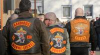 Mitglieder der Bandidos bei einer Gedenkveranstaltung zweier Mordopfer in Herne, 2016. Damals waren die Kutten hierzulande noch nicht verboten.