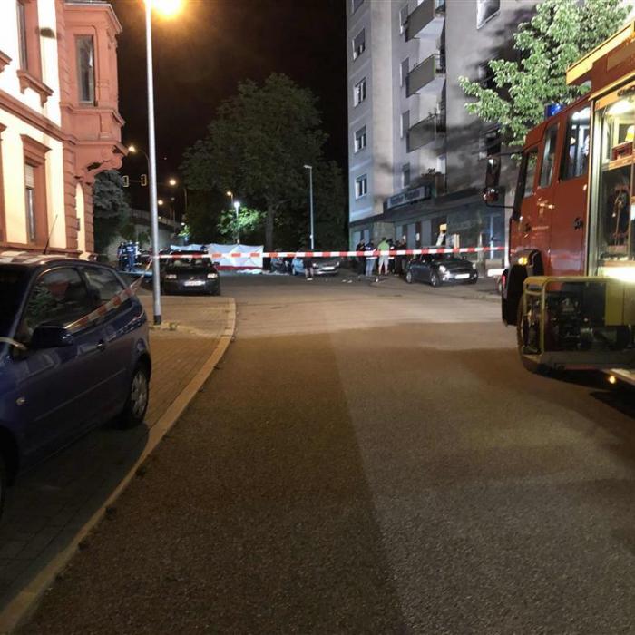 Suff-Raser kracht in Menschengruppe - Mann (39) tot