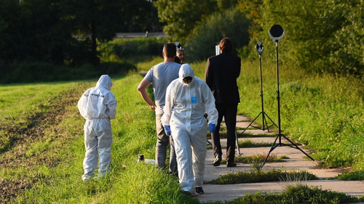 Nahe einer Autobahnschlüsselstelle bei Zwingenberg in Südhessen fanden Ermittler eine Frauenleiche. Bei der Toten soll es sich um die seit drei Wochen vermisste Julia B. (26) handeln.