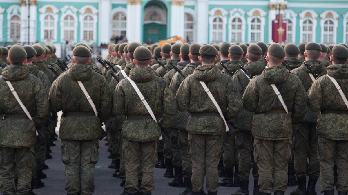 Ein russischer Soldat wurde w&auml;hrend einer Milit&auml;rparade &uuml;berrollt. (Foto)