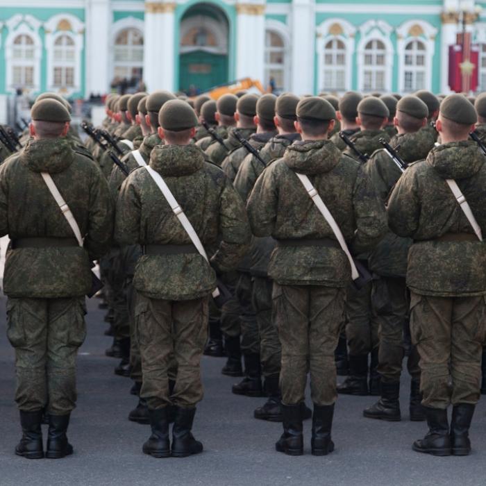 Putin-Soldat bei Militär-Parade von gepanzertem 20-Tonnen-Fahrzeug überrollt