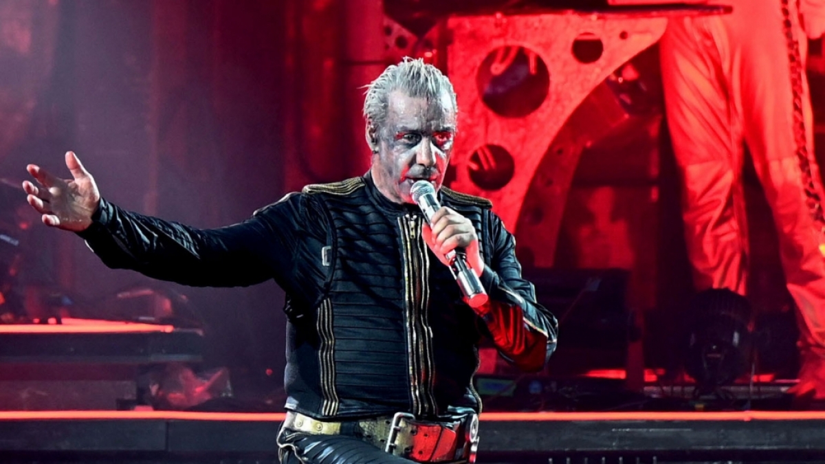 Rammstein-Fronts&auml;nger Till Lindemann performt auf der B&uuml;hne. (Foto)