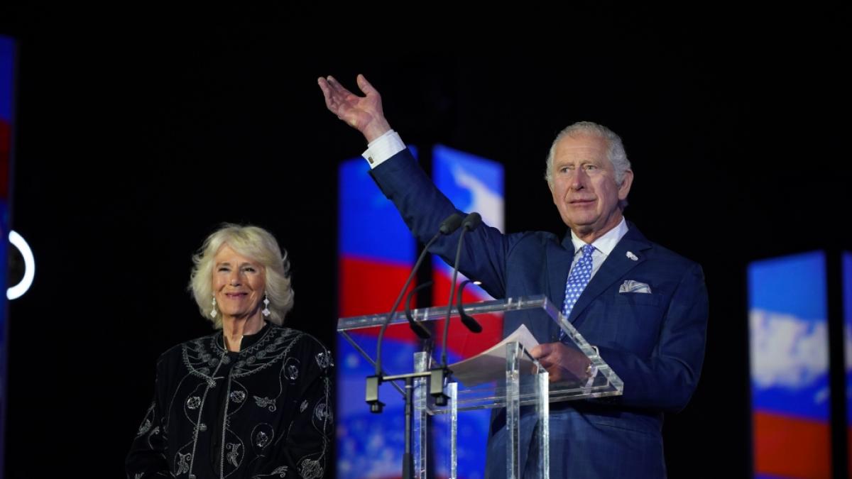Prinz Charles spricht in Begleitung von Herzogin Camilla auf der B&uuml;hne beim Konzert zum Platin-Jubil&auml;um von K&ouml;nigin Elizabeth II. vor dem Buckingham-Palast. (Foto)