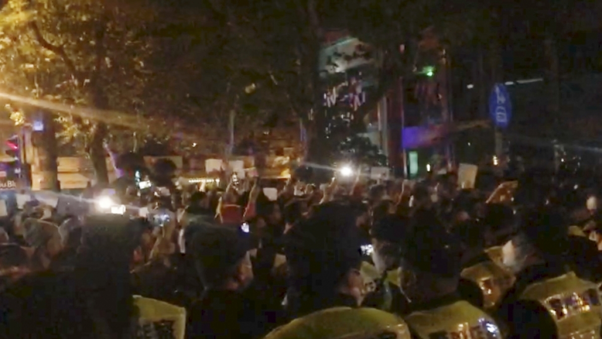 In Shanghai gingen die Menschen wegen der harten Corona-Ma&szlig;nahmen auf die Stra&szlig;e. (Foto)