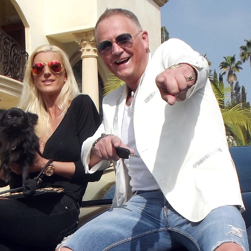 Adoptiv-Familie, Karriere und Freundin des Swinger-Prinzen