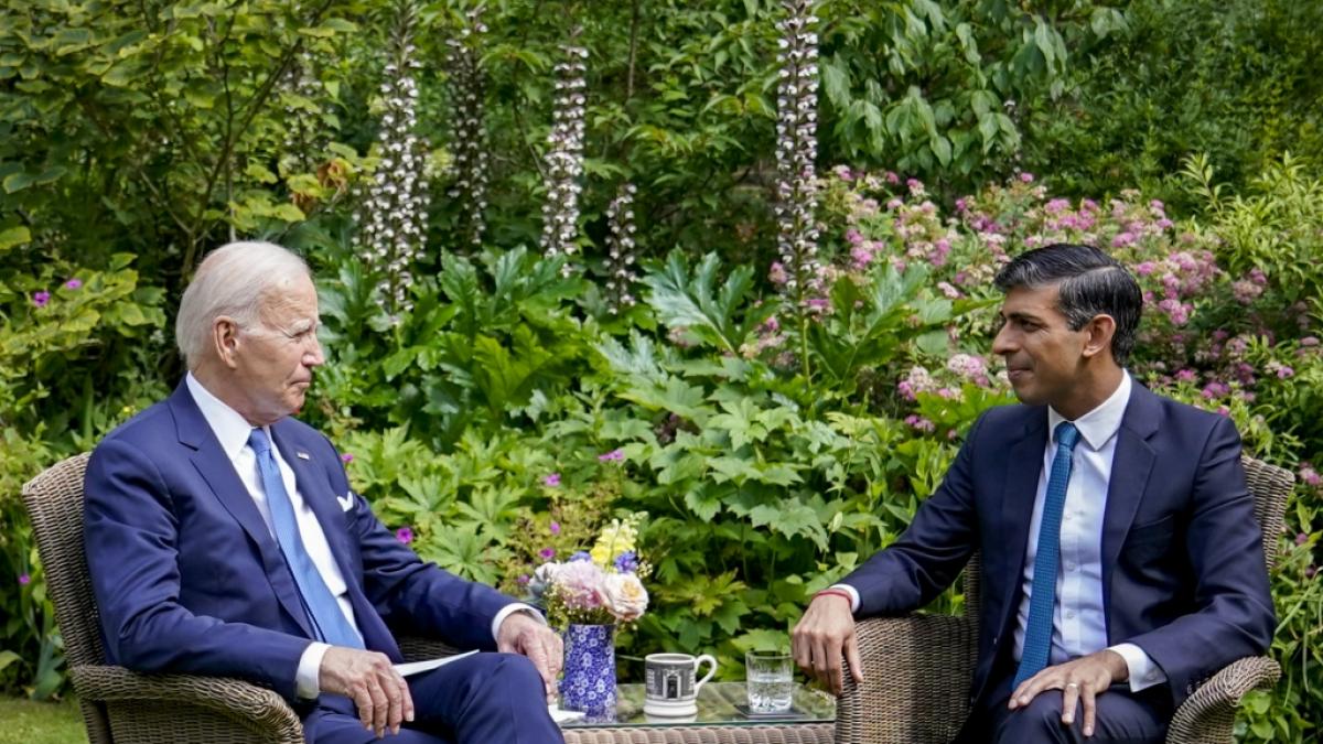 Beim Gespr&auml;ch mit Rishi Sunak ben&ouml;tigte Joe Biden offenbar einen Spickzettel, um keine Themen zu vergessen. (Foto)