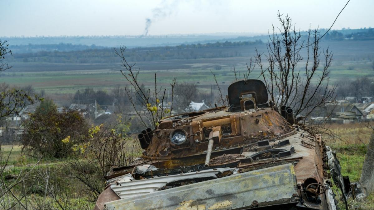 Ein zerst&ouml;rter russischer Panzer steht am Rande von Iwaniwka, einem von der ukrainischen Armee nach der russischen Besetzung befreiten Dorf in der Provinz Cherson. (Foto)
