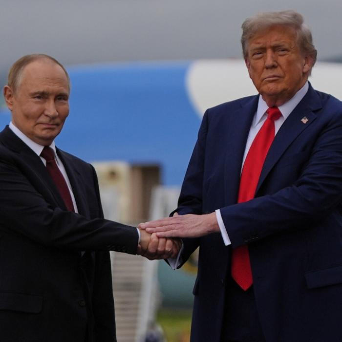 Plaudert Donald Trump hier tatsächlich mit einem Zeitreisenden?