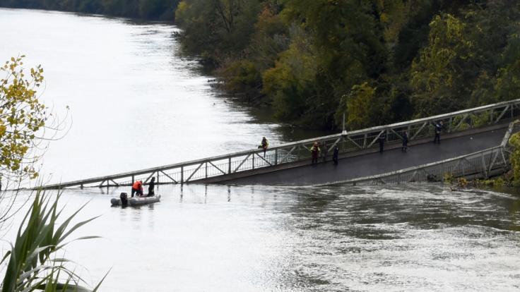 Beim Zusammenbruch einer Straßenbrücke nördlich von Toulouse ist eine 15-Jährige gestorben.