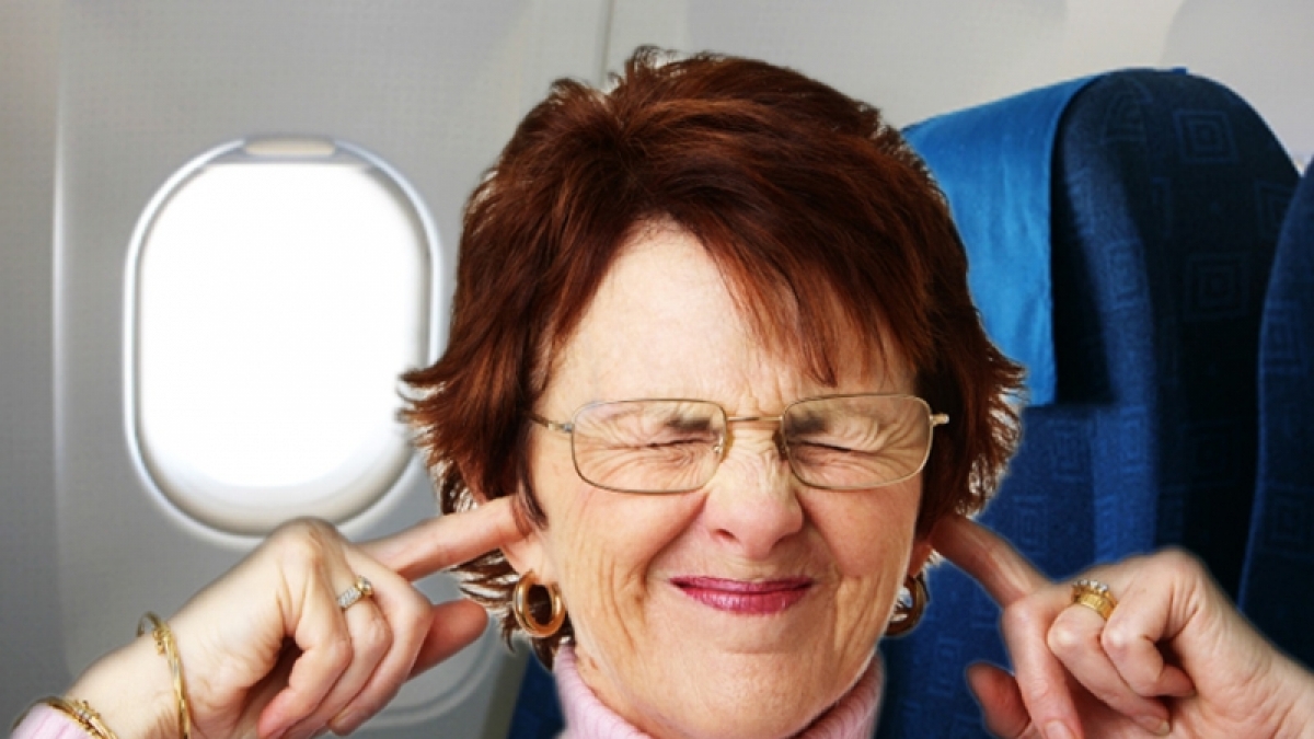 Damit die Ohren beim Anflug nicht schmerzen, hilft es nicht, nur die Finger reinzustrecken. Nase zuhalten und erh&ouml;hter Luftdruck von innen dagegen schon. (Foto)