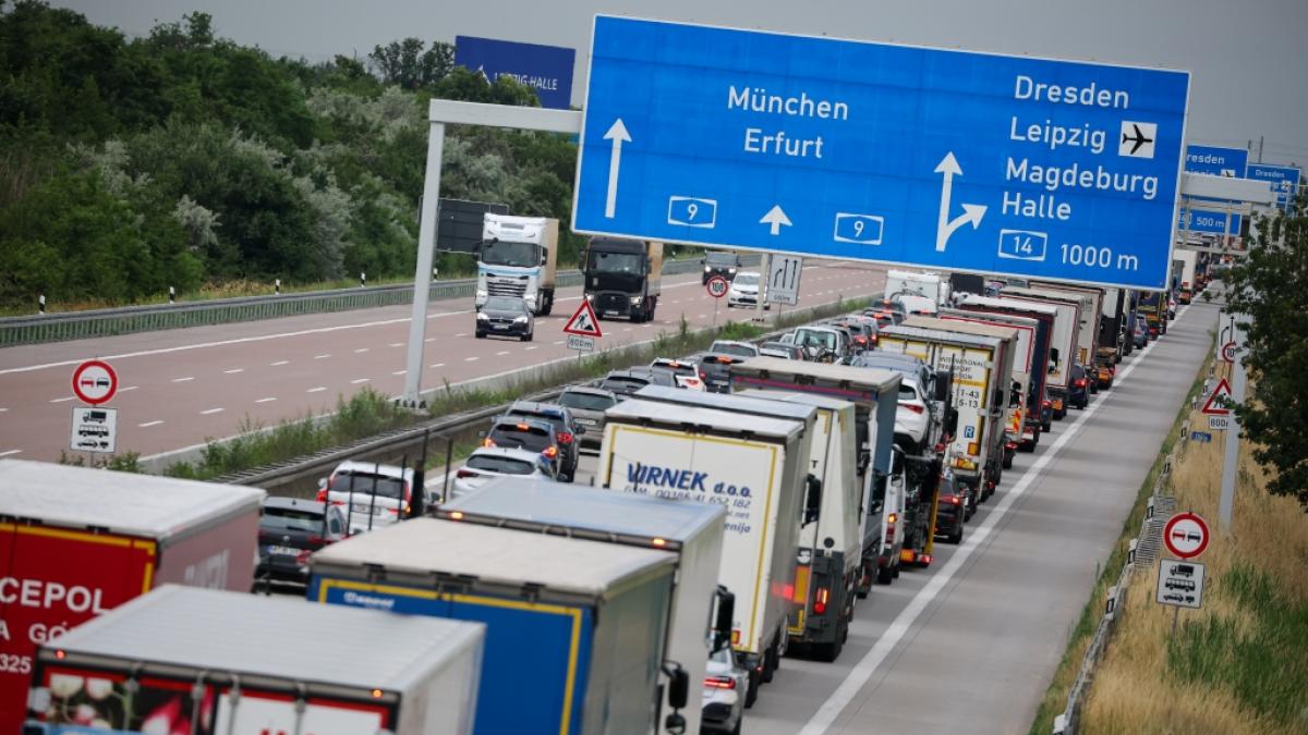 In der Urlaubszeit wird es auf Autobahnen wieder voll. (Symbolfoto) (Foto)