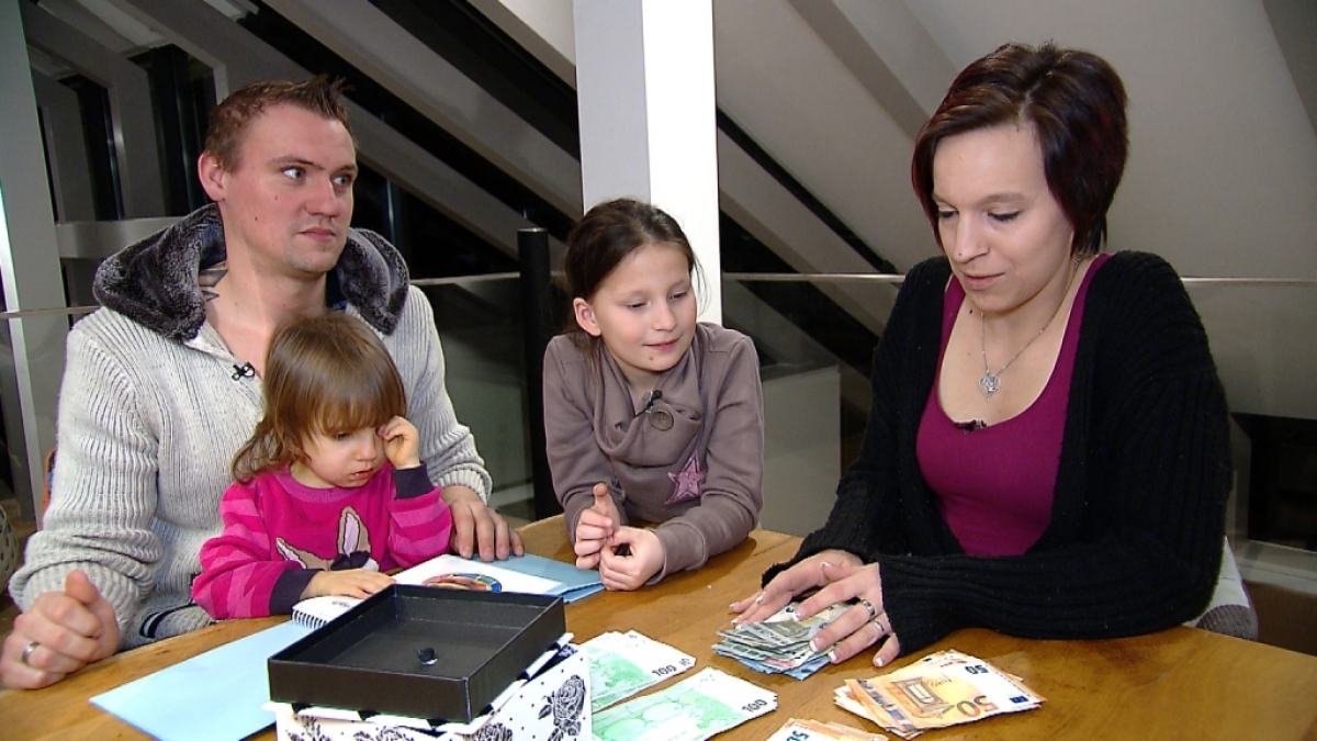 Durch den Tausch mit Familie Yerli steigt das Wochenbudget der Baums (Bild) von 193 Euro auf unglaubliche 4.500 Euro. Geht damit Jennys (r.) gro&szlig;er Wunsch in Erf&uuml;llung, ihre beiden T&ouml;chter neu einzukleiden? (Foto)