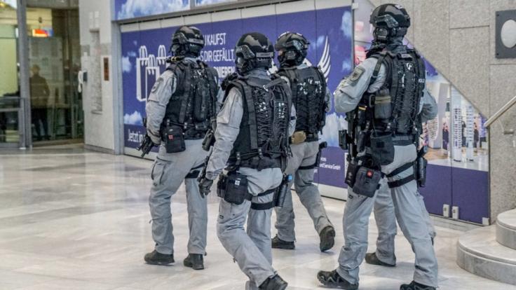 Nach dem Verdacht auf Ausspähversuche am Stuttgarter Flughafen sucht die Polizei weiter nach den Verdächtigen.