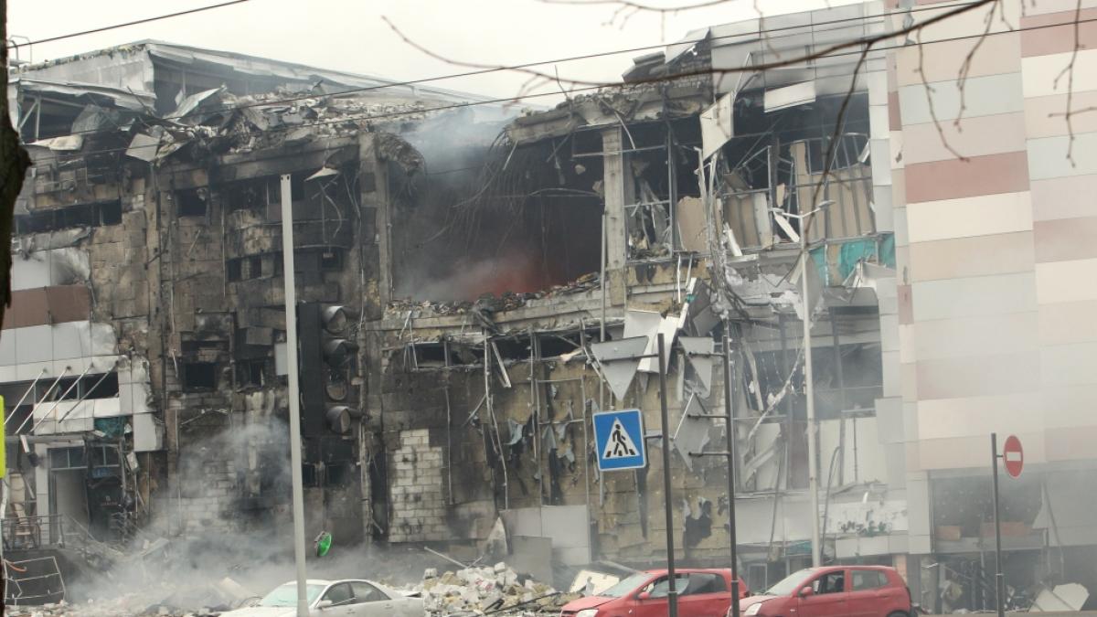 Ein Einkaufszentrum wurde durch die russischen Luftangriffe in der Zentralukraine schwer besch&auml;digt. (Foto)