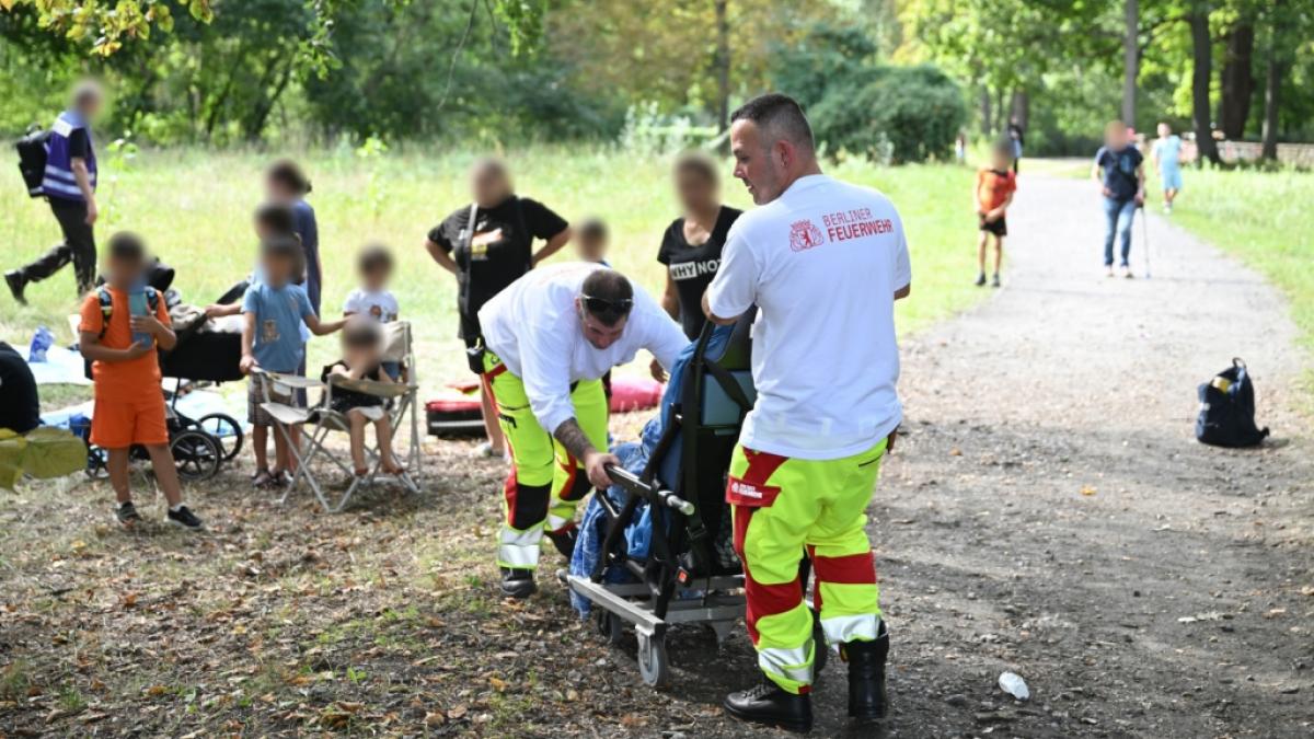 Die Feuerwehr war nach eigenen Angaben mit 44 Kr&auml;ften am Unfallort, nachdem ein Pkw in Berlin-Wedding auf einen Gehweg fuhr und mehrere Menschen erfasste. (Foto)