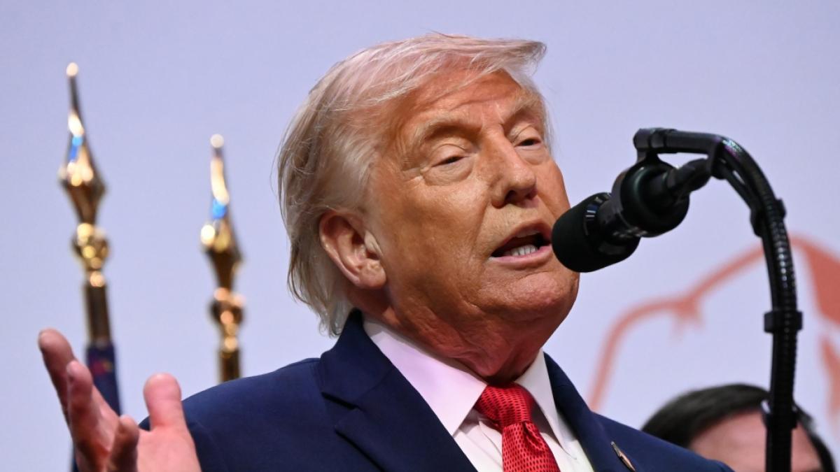 Donald Trump hat im Schloss Versailles einen Deal mit dem Iran unterzeichnet. (Foto)