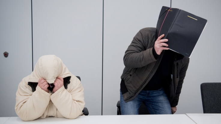 Die Angeklagten Nicole G. (l) und Clemens F. (r) standen in Hildesheim vor Gericht. In dem Prozess gegen die Mutter, die ihre 16-jährige Tochter als Prostituierte verkauft haben soll, ist jetzt das Urteil gefallen.