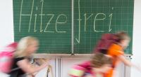 Schulkinder freuen sich am meisten, wenn das Thermometer steigt und es endlich hitzefrei gibt.