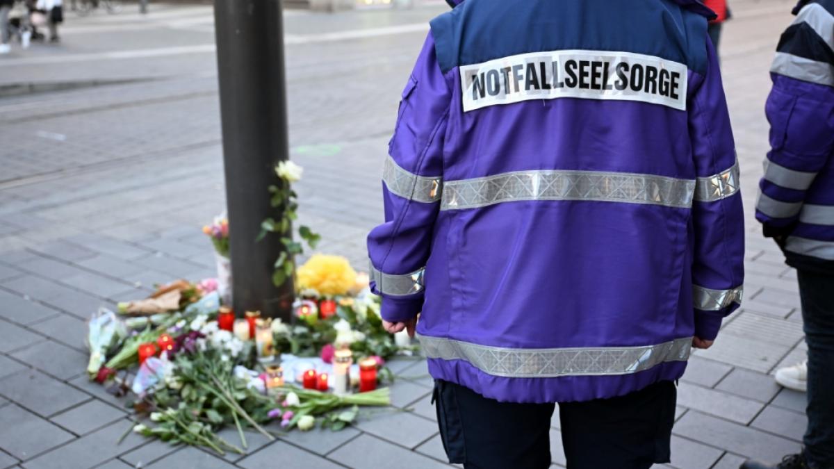 Eine Notfallseelsorgerin h&auml;lt sich in der N&auml;he des Paradeplatzes an einer S-Bahn-Haltestelle auf. Am Vortag war dort ein Auto in eine Menschenmenge gefahren. Zwei Menschen starben, weitere wurden verletzt. (Foto)