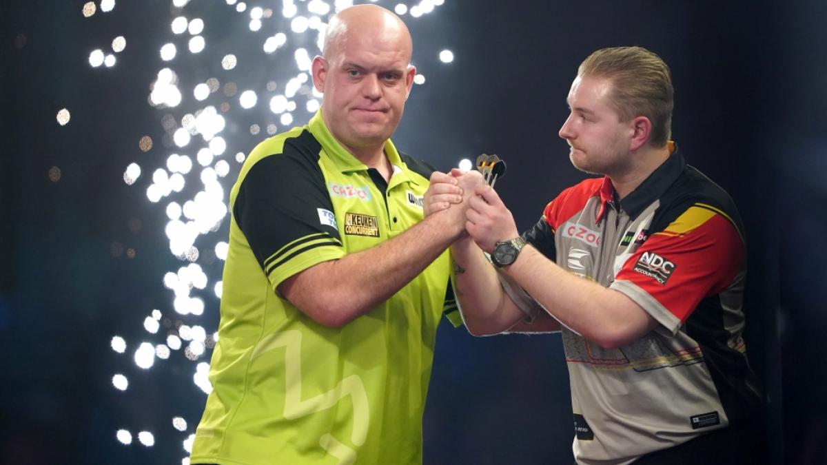 Gegen Dimitri van den Bergh aus Belgien marschierte Michael van Gerwen m&uuml;helos durch und sicherte sich einen Finalplatz bei der Darts-WM 2023, wo Michael Smith alias der "Bully Boy" als Gegner wartet. (Foto)