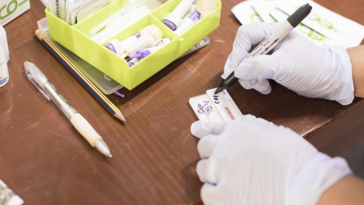 Eine Infektion mit dem HI-Virus kann mittels Bluttest nachgewiesen werden.