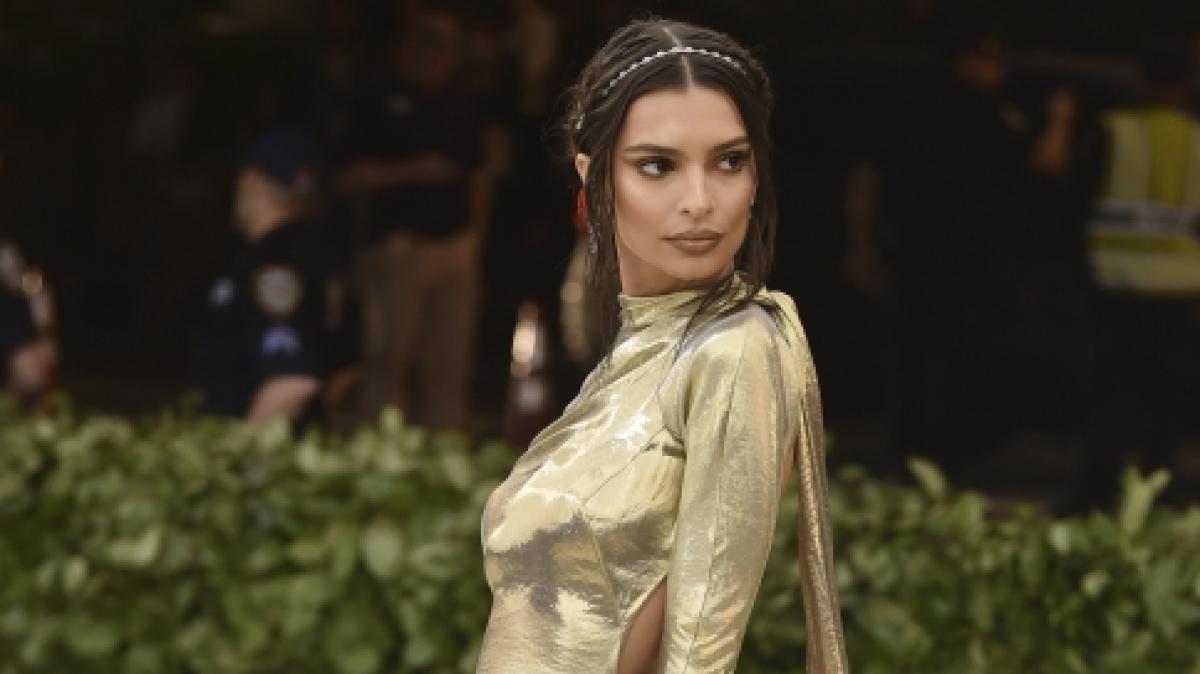 Emily Ratajkowski verz&uuml;ckt ihre Fans im goldenen Gewand. (Foto)