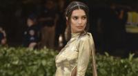Emily Ratajkowski verzückt ihre Fans im goldenen Gewand.