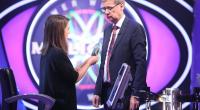 Günther Jauch scheint nicht sonderlich begeistert von seinem neuen Einstecktuch.