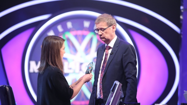 Günther Jauch scheint nicht sonderlich begeistert von seinem neuen Einstecktuch.