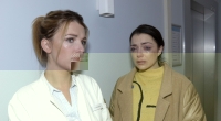 Emily (Anne Menden, r.) fleht Lilly (Iris Mareike Steen) an, die Patientenverfügung von Sascha zu ignorieren.