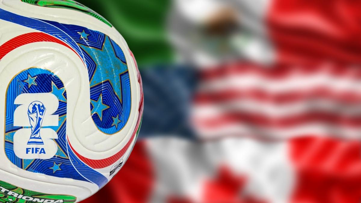 Der WM-Spielball vor den Landesflaggen der Gastgeberl&auml;nder USA, Kanada und Mexiko. (Foto)