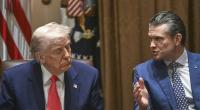 Donald Trump im Gespräch mit Pete Hegseth.