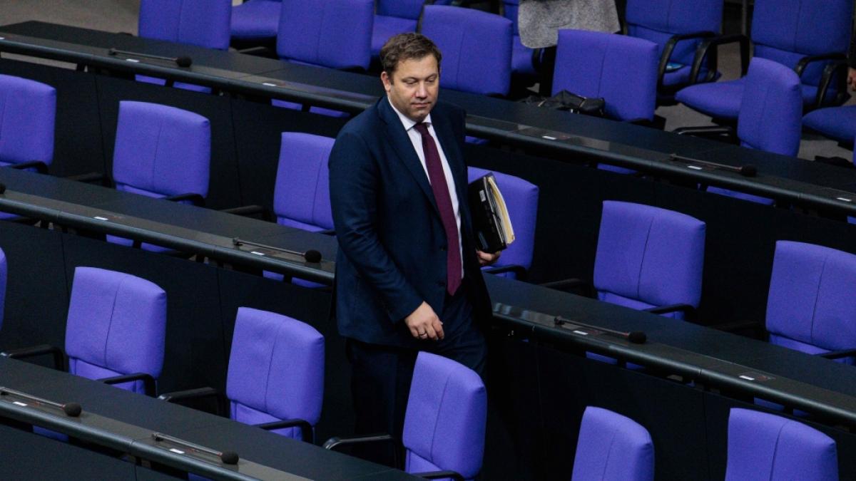 Wegen den Haushaltspl&auml;nen der Bundesregierung gibt es Kritik an SPD-Finanzminister Lars Klingbeil. (Foto)