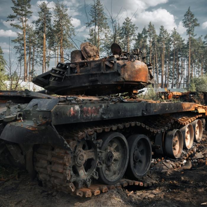 Drohnen jagen Putins Einwegpanzer in die Luft - Video zeigt Explosion