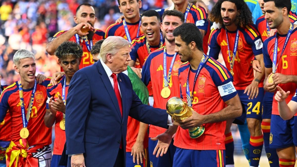 Donald Trump &uuml;berreicht Rodri bei der Siegerehrung den WM-Pokal. (Foto)