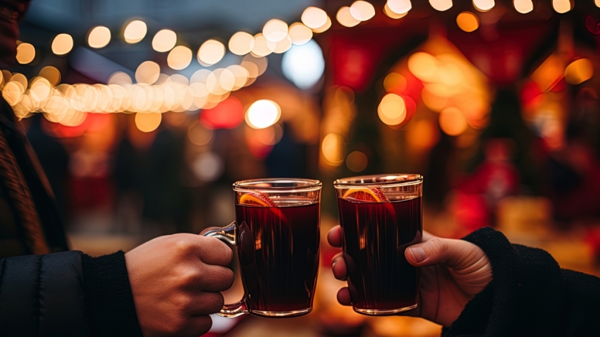 F&uuml;r die meisten Leute ist Gl&uuml;hwein ein fester Bestandteil eines Besuchs auf dem Weihnachtsmarkt. (Foto)