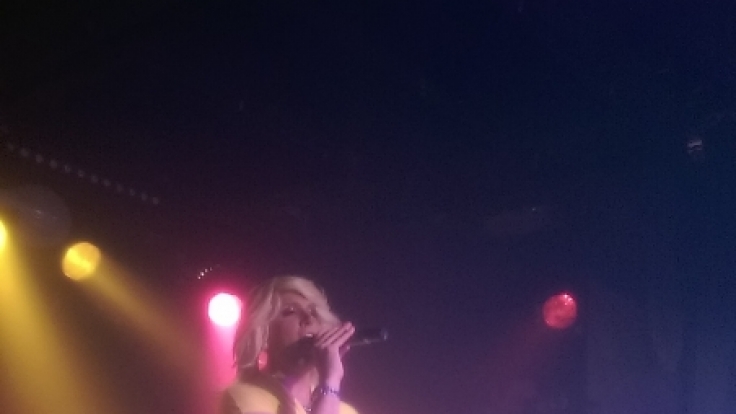 Jay fühlt sich in der Rolle der Helene Fischer sichtlich wohl - ob das wohl an dem sexy Kleid liegt, dass er trägt?