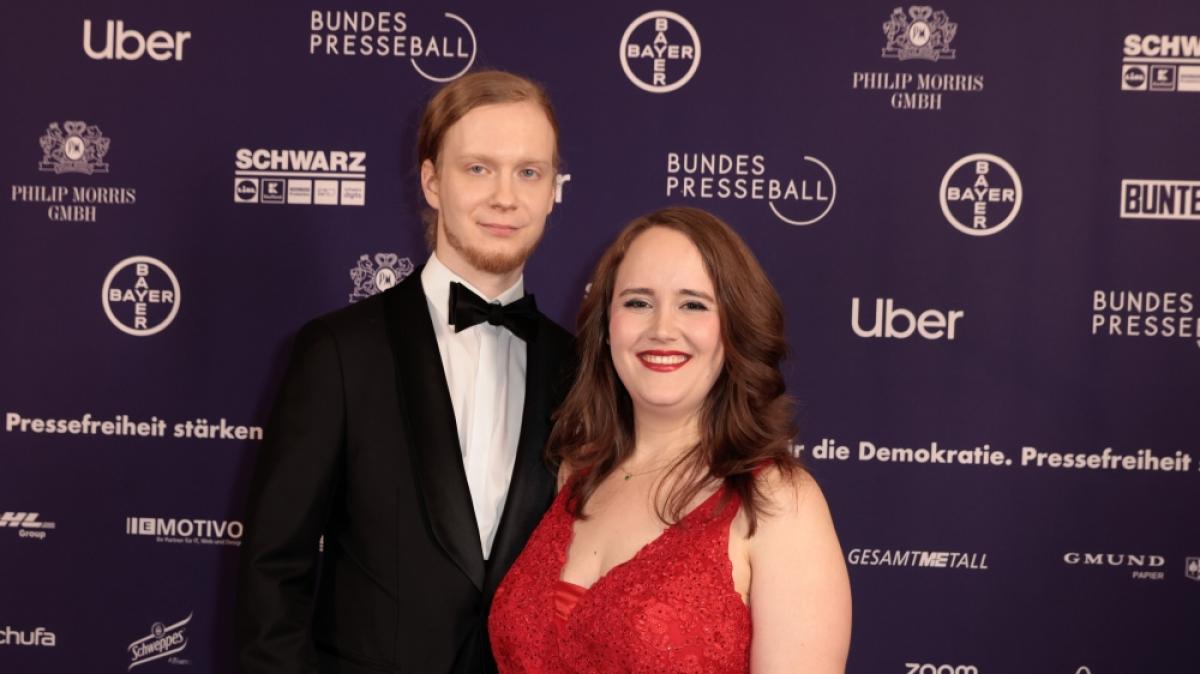 Auch die ehemalige Gr&uuml;nen-Chefin Ricarda Lang kam in einem roten Kleid zum Bundespresseball. Begleitet wurde sie von ihrem Mann Florian Wilsc. (Foto)