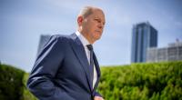 Das hätte ins Auge gehen können: Auf dem Frankfurter Flughafen ging ein Mann mit Olaf Scholz auf Tuchfühlung, ohne dass die Personenschützer des Bundeskanzlers einschritten.