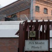 In der JVA Berlin-Moabit sind die Gefängnismauern offenbar nicht hoch genug. Zwei Männer entkamen.