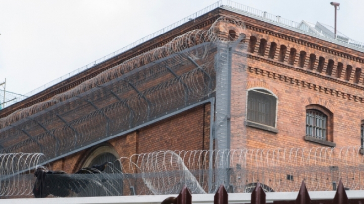 In der JVA Berlin-Moabit sind die Gefängnismauern offenbar nicht hoch genug. Zwei Männer entkamen.