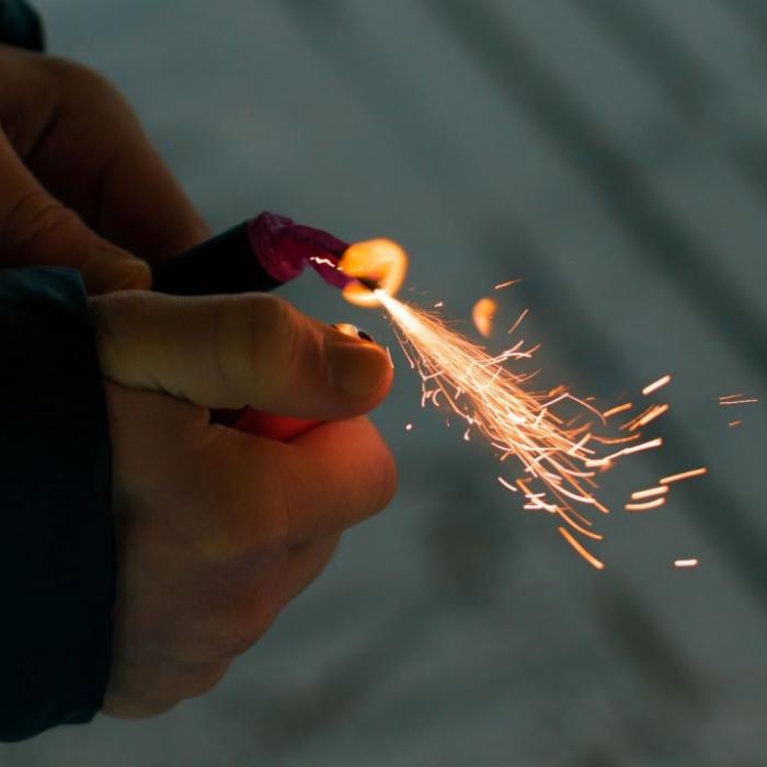 Feuerwerkskörper in Kleidung explodiert - Frau (38) tödlich verletzt