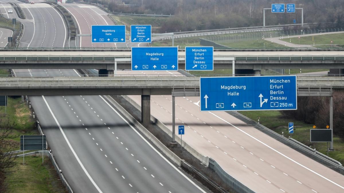 Eine unbekannte Person droht mit Sprengung von Autobahnbr&uuml;cken aus der A14. (Foto)