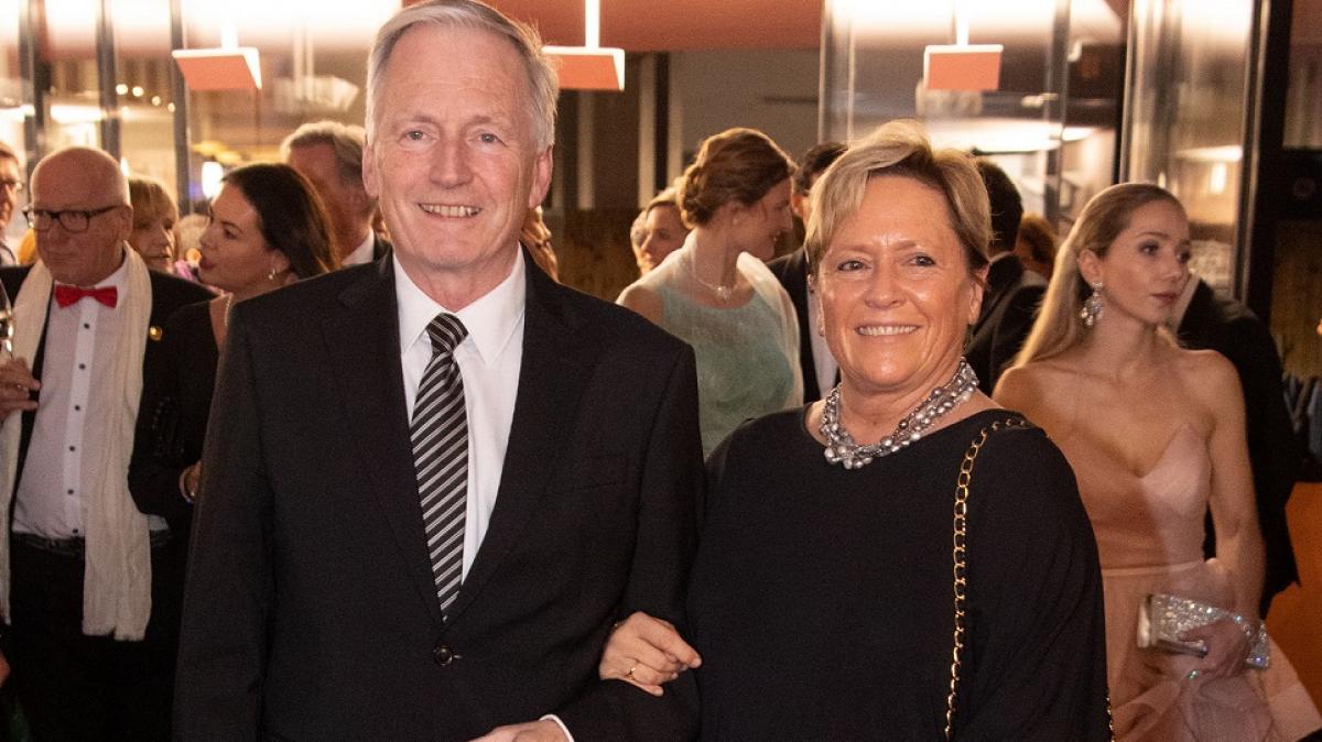 Susanne Eisenmann (CDU, r), Kultusministerin von Baden-W&uuml;rttemberg, und ihr Ehemann Christoph Dahl kommen zum Landespresseball Baden-W&uuml;rttemberg 2019. (Foto)