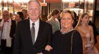 Susanne Eisenmann (CDU, r), Kultusministerin von Baden-Württemberg, und ihr Ehemann Christoph Dahl kommen zum Landespresseball Baden-Württemberg 2019.