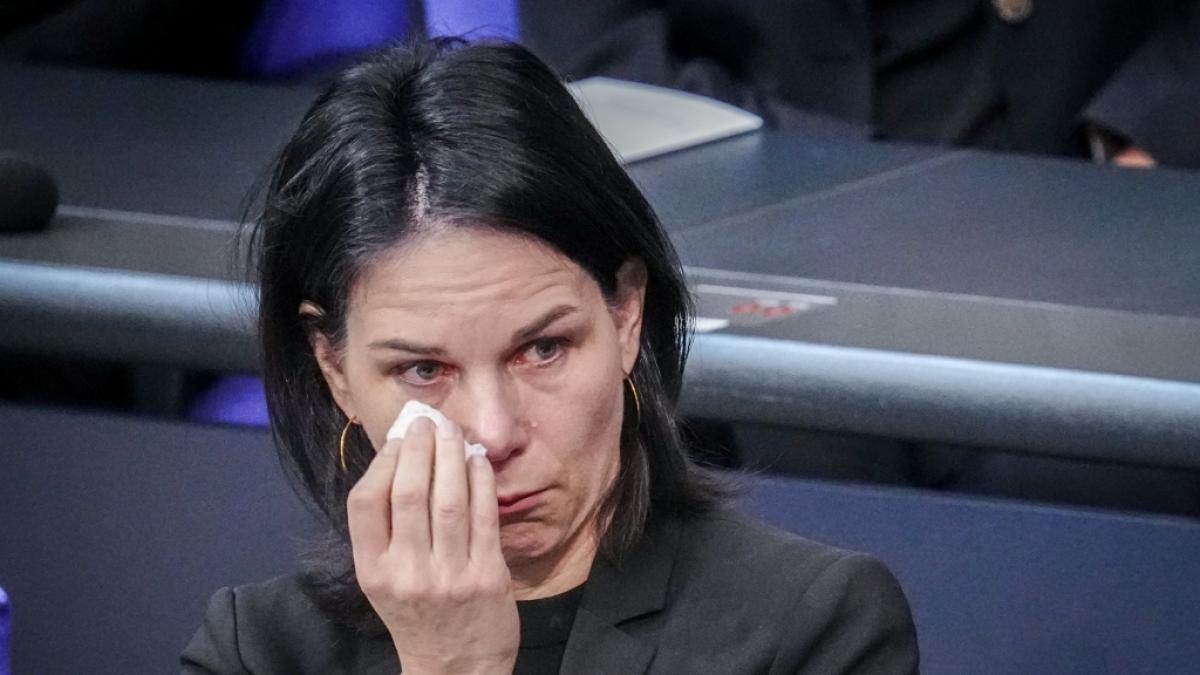 Annalena Baerbock wischt sich bei der Rede von Sportreporter Marcel Reif im Bundestag die Tr&auml;nen aus dem Gesicht. (Foto)