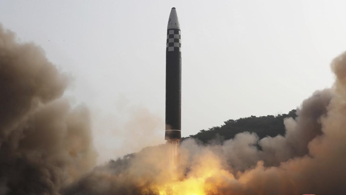 Dieses von der nordkoreanischen Regierung verbreitete Foto zeigt den mutma&szlig;lichen Testschuss einer Interkontinentalrakete (ICBM) des Typs Hwasong-17. (Foto)